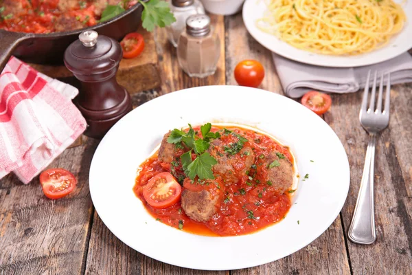 Spaghettis aux boulettes de viande et sauce tomate — Photo