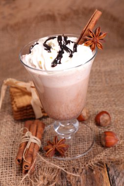 Sıcak çikolata ve krema