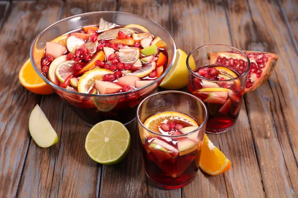 Sangria wijn met vruchten — Stockfoto