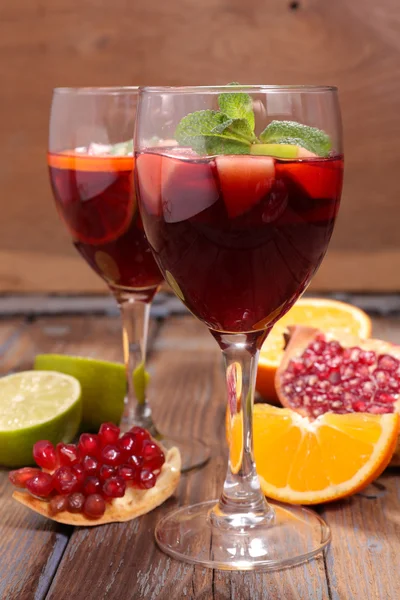 Vinho sangria com frutas — Fotografia de Stock
