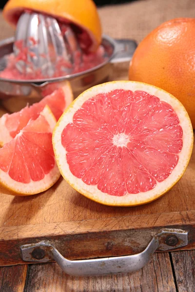 Gesneden grapefruit en squeeze juicer — Stockfoto