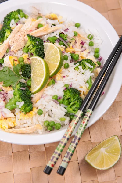 Gebratener Reis mit Gemüse und Huhn — Stockfoto