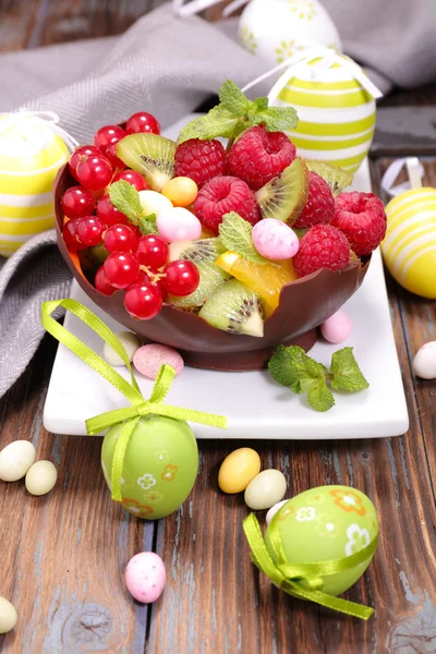 Fruitsalade in chocolade kom — Stockfoto