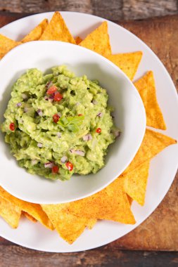 Guacamole ve tortilla cipsi.