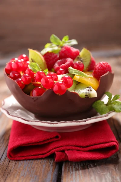 Salade de fruits dans un bol de chocolat — Photo