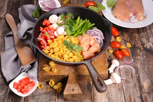 Una pasta de olla con pollo — Foto de Stock