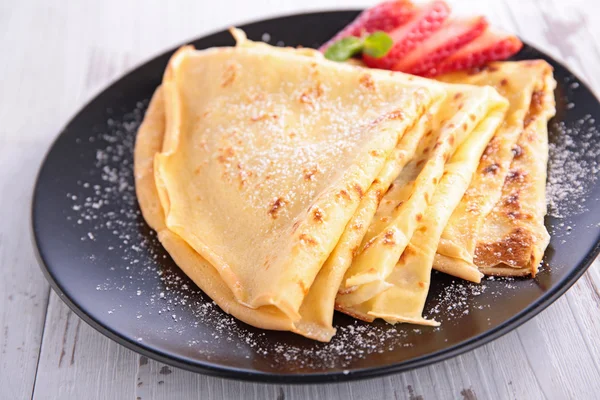 Crepe with sugar and strawberries — Stock Photo, Image