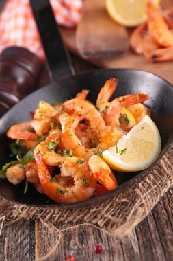 Kızarmış karides otlar ile