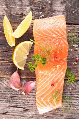 Çiğ somon filetosu.