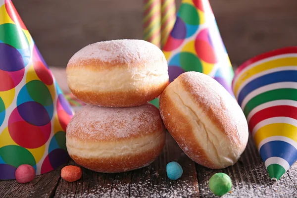 Donuts und Karnevalsdekoration — Stockfoto