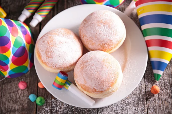 Donuts et décoration de carnaval — Photo