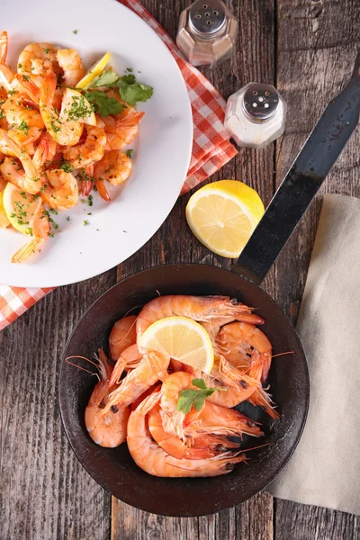 Fried shrimps with herbs — Stock Photo, Image