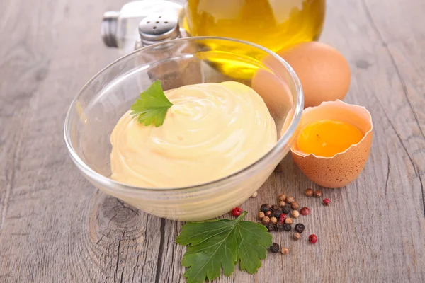 Zelfgemaakte mayonaise en ingrediënten — Stockfoto