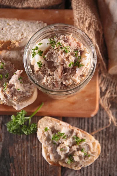 Carne spalmata e pane — Foto Stock