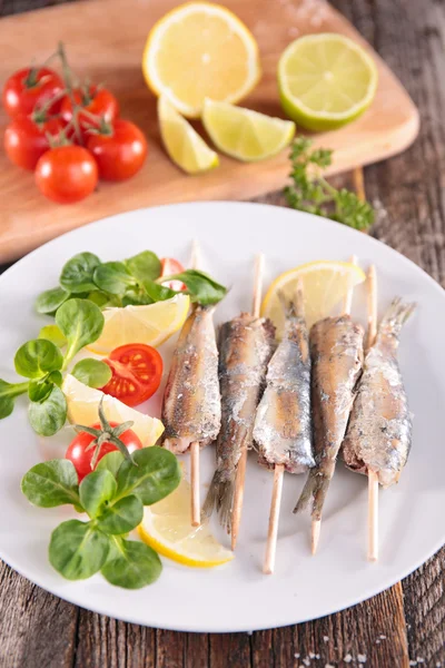 Grill-Sardinen mit Tomaten — Stockfoto