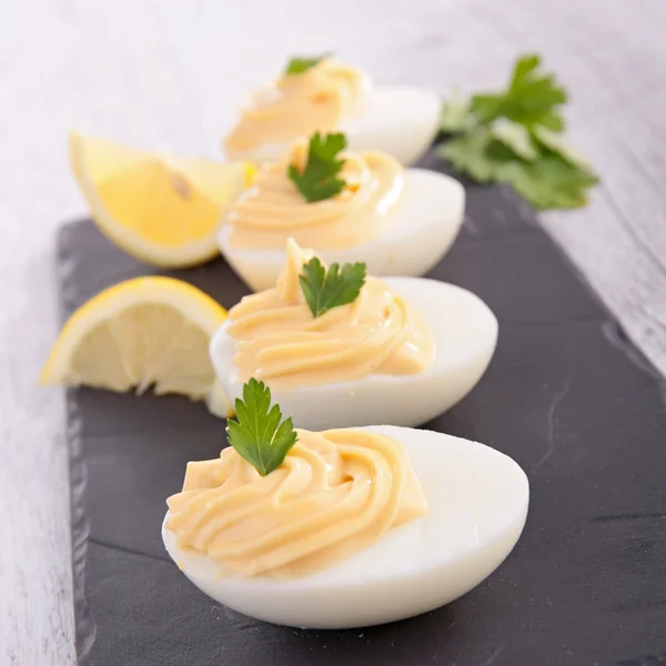 Ovos diabólicos com maionese — Fotografia de Stock