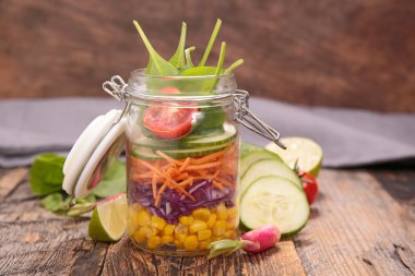 Vejetaryen salata kavanoz içinde