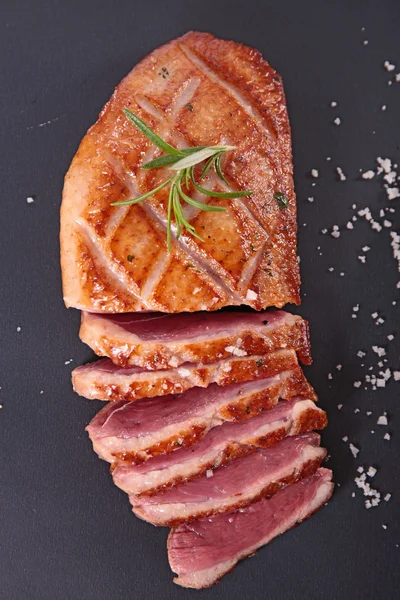 Poitrine de canard grillée — Photo