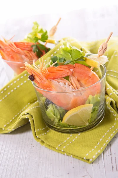 Shrimps and salad appetizer — Stock Photo, Image