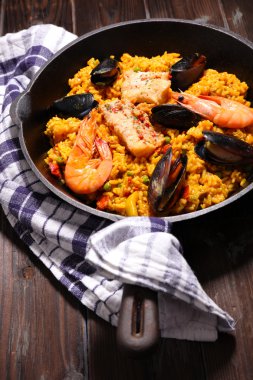 paella pirinç ve deniz ürünleri ile
