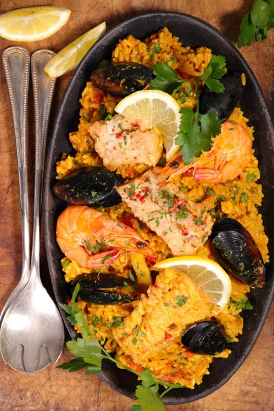 Paella com arroz e frutos do mar — Fotografia de Stock