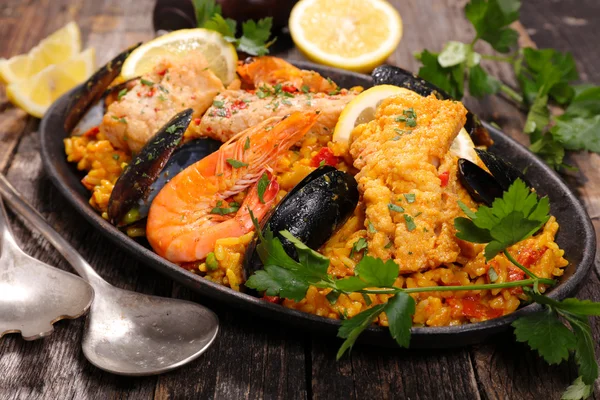 Paella pirinç ve deniz ürünleri ile — Stok fotoğraf