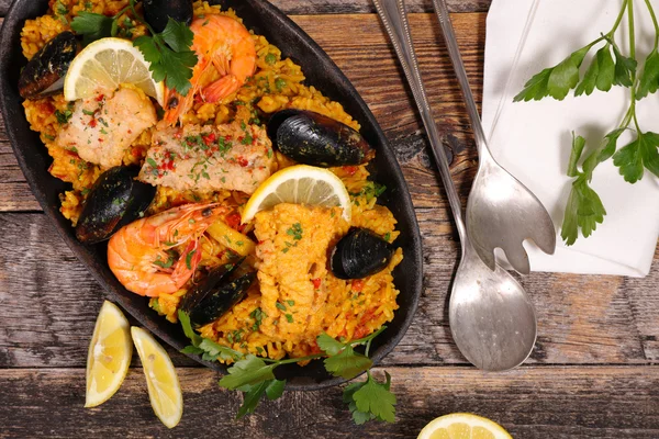 Paella com arroz e frutos do mar — Fotografia de Stock