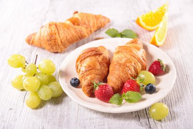 tatlı kruvasanlar ve meyve