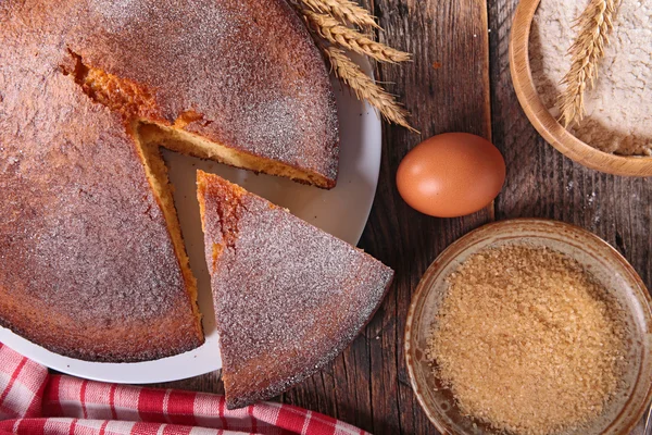 Pastel al horno con ingredientes —  Fotos de Stock