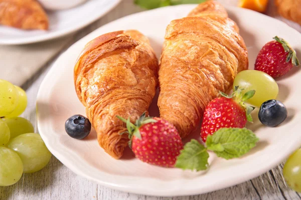 Sweet croissants and fruits — Stock Photo, Image