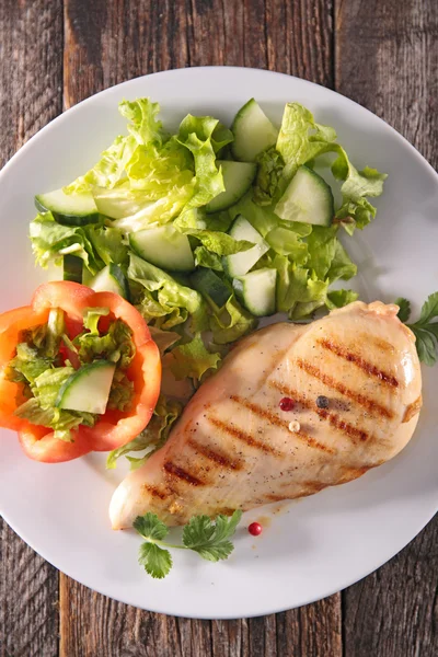 Peito de frango grelhado e salada — Fotografia de Stock