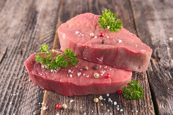 Carne crua com especiarias — Fotografia de Stock