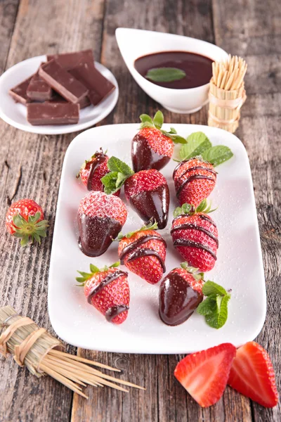 Strawberries dipped in chocolate sauce — Stock Photo, Image