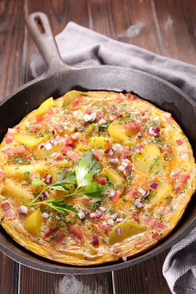 Tortilla con patata, cebolla y tocino — Foto de Stock