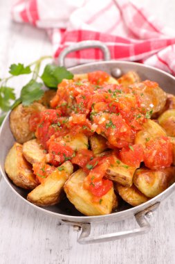 İspanyol yemek patatas bravas