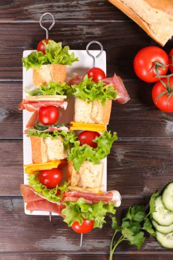 ekmek ve Jambonlu sandviç şişleri