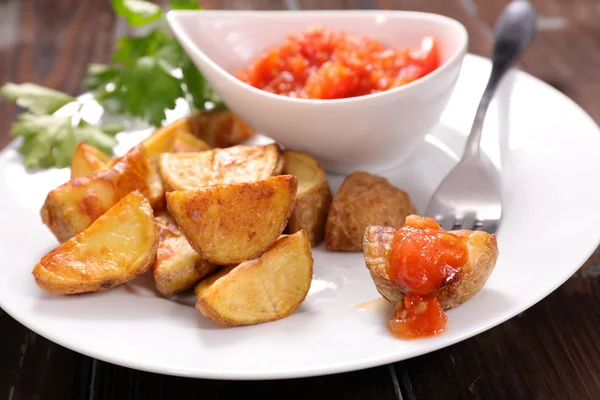 Roasted potatoes with sauce — Stock Photo, Image