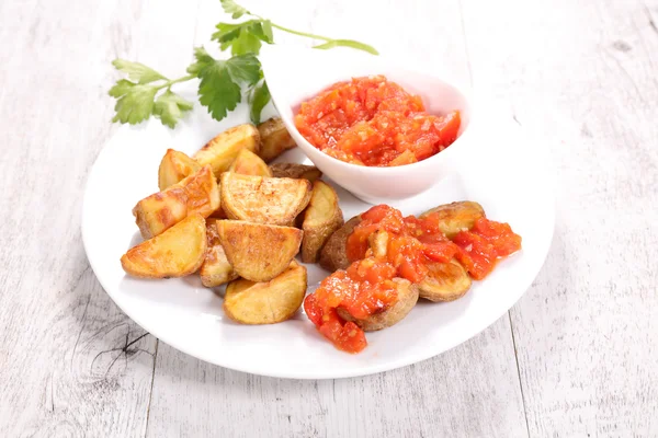 Bratkartoffeln mit Sauce — Stockfoto