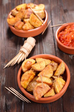 İspanyol yemek patatas bravas