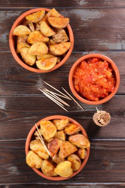İspanyol yemek patatas bravas