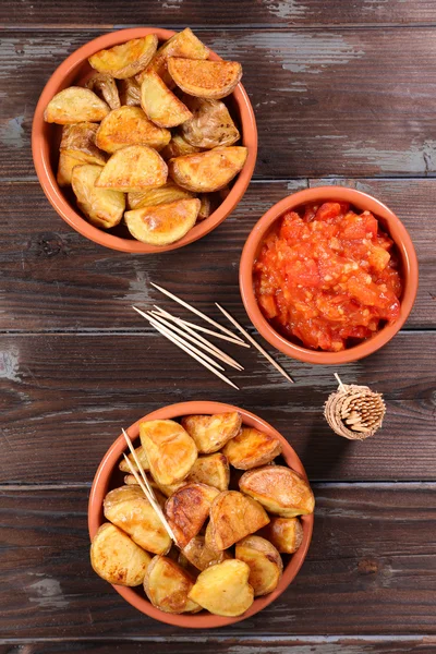 Spansk måltid patatas bravas — Stockfoto