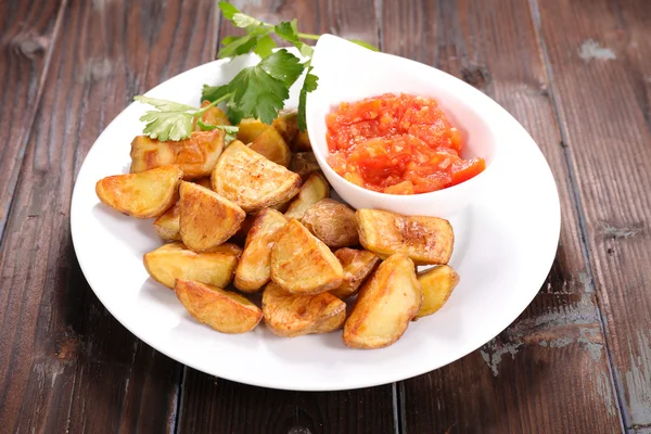 Испанская еда patatas Bravas — стоковое фото