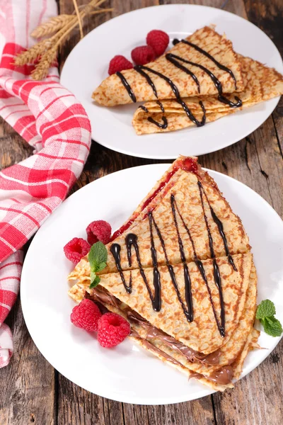 Crêpe met chocolade en frambozen — Stockfoto