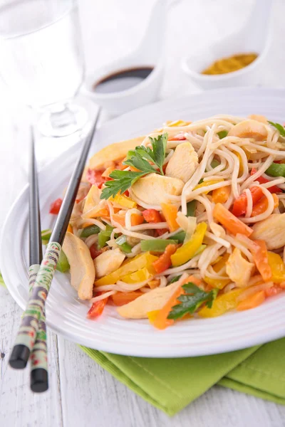 Noodles with chicken and vegetables — Stock Photo, Image