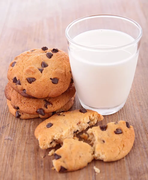 Chocolate cookies and milk — Stock Photo, Image