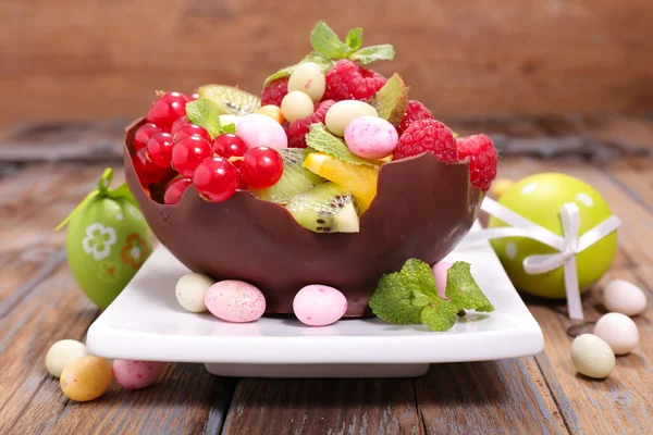 Salade de fruits et oeufs de Pâques — Photo