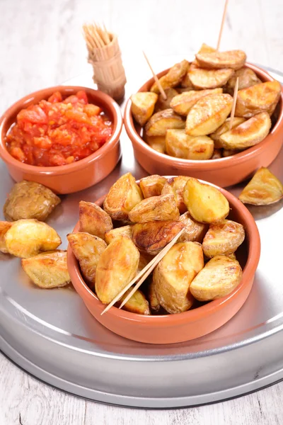 Patatas bravas med tomatsås — Stockfoto