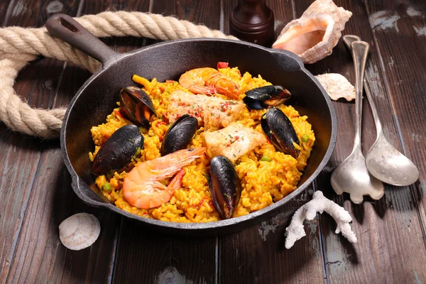 Skaldjur paella med ris — Stockfoto