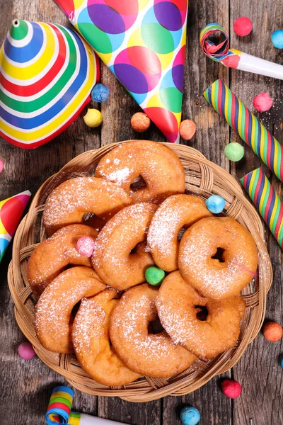 Donuts de maçã e decorações de carnaval — Fotografia de Stock