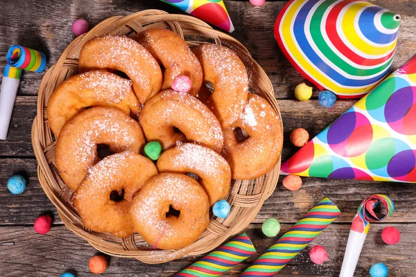 Donuts de maçã e decorações de carnaval — Fotografia de Stock